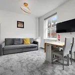 Modern & Cozy Apartment In Prime Soho Location